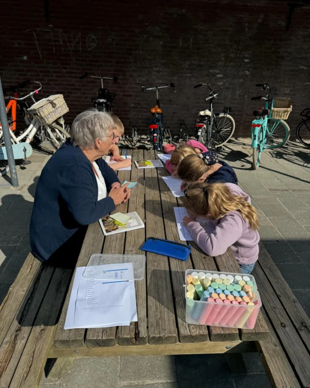 Nationale Buitenlesdag! Want een dictee kan net zo goed buiten 😎 aan tafel 📝of met stoepkrijt op de tegels. 🖍️☀️#noorderbasis #westerkwartier #infoleek #leek #tolbert #nationalebuitenlesdag