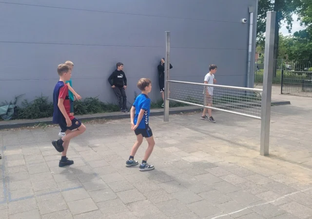 We hebben een nieuw sportnet op het plein! Super fijn, want deze is verstelbaar en zo voor al onze kinderen leuk om te gebruiken. De rest van ons schoolplein krijgt ook nog een make-over 😍 daarover later meer. #buitensportnet #leek #tolbert #westerkwartier #christelijkebasisschool #daltonschool #despringplankleek #noorderbasis