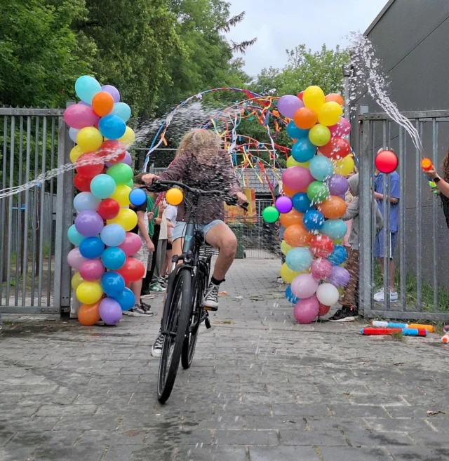 Vanochtend nam groep 8 afscheid van de basisschool. Ze fietsten door de school om daarna door kinderen en ouders uitgezwaaid te worden. Met een natte douche fietsten ze hun toekomst tegemoet!We gaan jullie missen. Het ga jullie goed. En wat fijn dat we mogen weten dat jullie niet alleen gaan. HIJ gaat met jullie mee. 💗