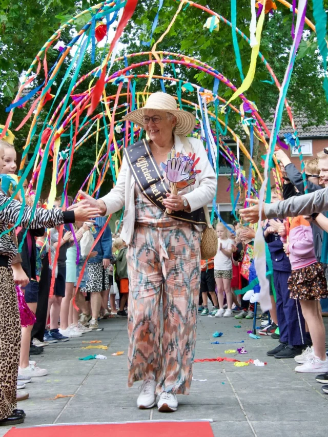 Wat een mooie laatste schooldag! We hebben afscheid genomen van onze juf Annet Roffel. Vanmorgen in de hal samen ‘m’n tante uit Marokko’ gezongen, want dat zong juf altijd met haar gitaar. Er was een ijskraam 🍦 en een stormbaan🏃🏽‍♂️. We hebben genoten! Nu genieten van een welverdiende vakantie! 😎