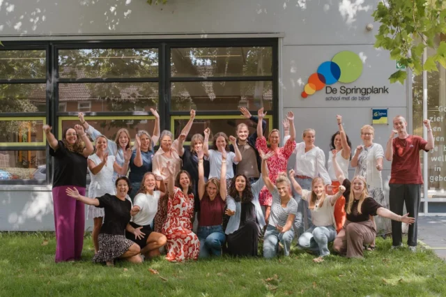 Met dit mooie team zijn wij deze week alweer samen gestart. Even horen hoe ieders vakantie was, de eerste (praktische) zaken doorspreken, nieuwe boeken uitpakken, lokalen inrichten. Wij hebben er allemaal alweer heel veel zin in! Jullie ook? #nieuwschooljaar #daltonschool #despringplankleek #leek #tolbert #teamfoto