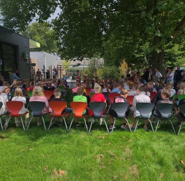Gisteren was onze eerste schooldag. En wat mooi om dat ‘s middags ook met alle kinderen, ouders en zelfs wat opa’s en oma’s samen te beginnen en een zegen te vragen over dit nieuwe schooljaar. In de voetsporen van Jezus. Het eerste verhaal ging over de wijze en de dwaze man die een huis bouwden. Jezus leert ons te bouwen op de Rots. Als we op Hem vertrouwen en Bouwen op Hem komt het goed. Met Vertrouwen gaan we samen het nieuwe schooljaar in!