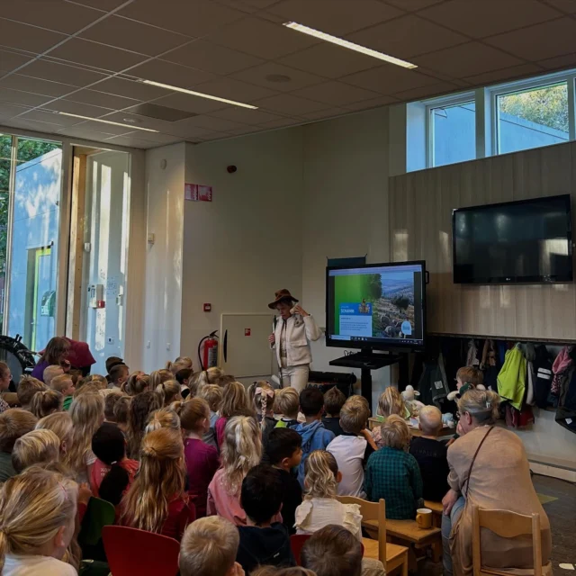 Deze week hadden we veel leuks op het programma. Onder andere de viering van Oktober. Deze maand staan we stil bij Schuilen. Bij wie mag je schuilen als je bang bent, moe bent, verdrietig bent, maar ook als je blij bent, iets te vieren. Jezus leert ons dat hij de Goede Herder is en je altijd mag schuilen bij Hem. Hij zorgt voor Zijn schapen. #noorderbasis #christelijkebasisschool #leek #tolbert #scholenmetdebijbel #maandviering